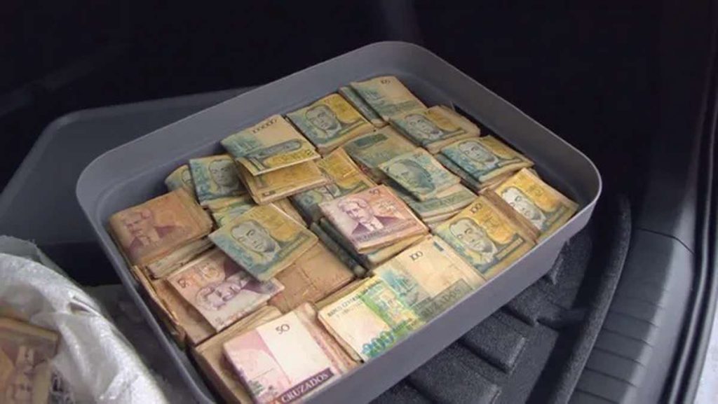 Cofre com fortuna em cédulas antigas é encontrado no RS