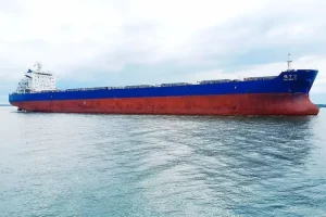 Navio é desencalhado no Litoral