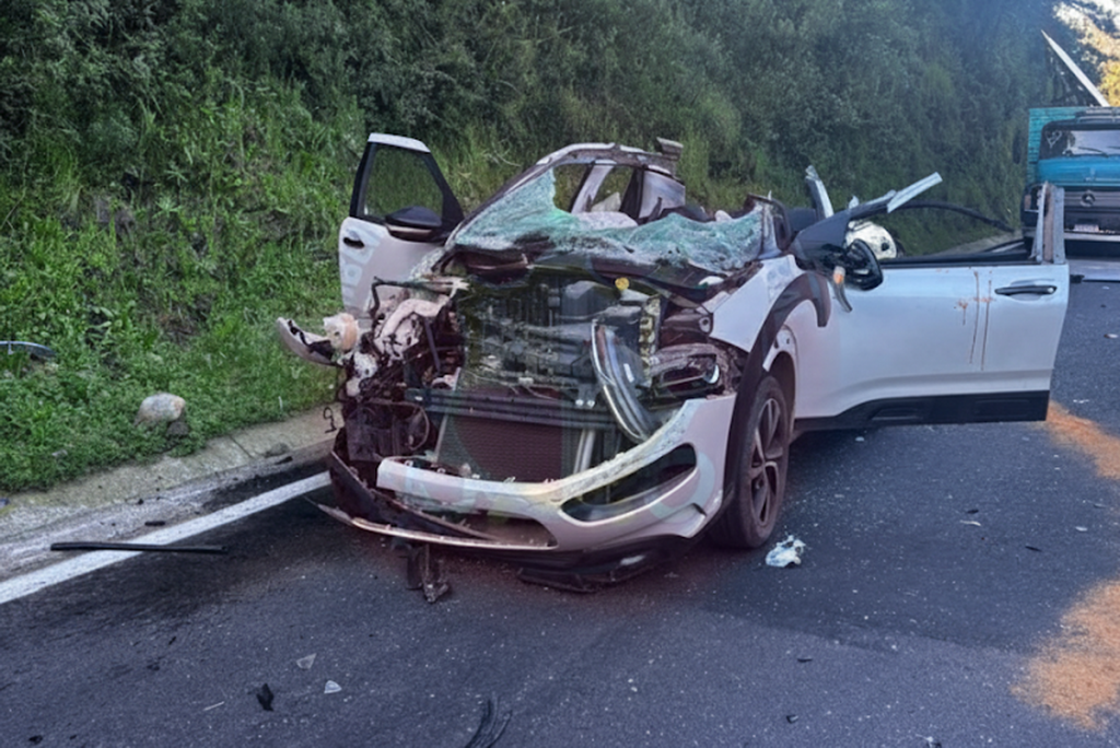 Acidente na Rota do Sol após chapa de alumínio atingir carro