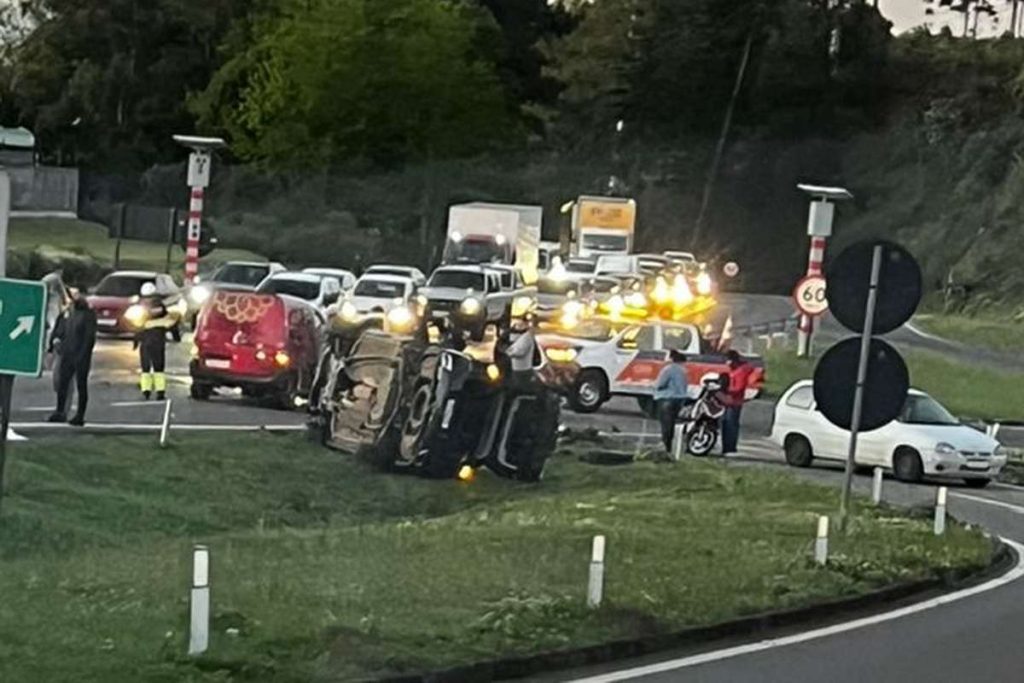Acidente na Rota do Sol envolve viatura da PRF