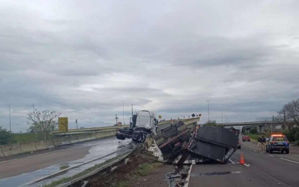 Caminhão tomba em acesso da BR-116 à BR-290 BR-290 foi palco de mais um acidente, quando um caminhão tombou por volta das 8h05 deste domingo (28), na alça de acesso da BR-116, no km 270, em Porto Alegre, na ligação com a freeway em direção ao Litoral Norte. Segundo informações da Polícia Rodoviária Federal (PRF), o veículo tombou no sentido Litoral, provocando o bloqueio parcial da pista e afetando o tráfego na região. Motorista sofreu ferimentos leves O motorista do caminhão, cuja identidade não foi divulgada, sofreu apenas ferimentos leves. Ele recebeu atendimento ainda no local do acidente por equipes de socorro e não corre risco de vida. Apesar do susto, não houve necessidade de remoção hospitalar imediata. Trânsito lento e bloqueio parcial no acesso à freeway De acordo com a PRF, uma das faixas segue bloqueada no acesso à BR-290, e os motoristas enfrentam lentidão no trecho. Agentes da corporação permanecem no local realizando o atendimento da ocorrência e orientando o fluxo de veículos. Ainda não há previsão para a liberação total da pista, já que será necessária a remoção do caminhão e a limpeza da via. Acidentes recorrentes na região da BR-116 e BR-290 A alça de acesso entre a BR-116 e a BR-290 é conhecida pelo fluxo intenso, principalmente em horários de pico e em períodos de deslocamento para o Litoral. Tombamentos e colisões são registrados com frequência no entroncamento, considerado um ponto crítico do tráfego em Porto Alegre. Especialistas alertam para a necessidade de maior atenção dos motoristas ao fazer curvas acentuadas com veículos de carga pesada. O que se sabe até agora Caminhão tombou por volta das 8h05. Local: alça de acesso da BR-116 ao km 270 da BR-290 (freeway). Motorista teve ferimentos leves e foi atendido no local. Uma faixa segue bloqueada, com trânsito lento no sentido Litoral. PRF atende a ocorrência e fará remoção do veículo.