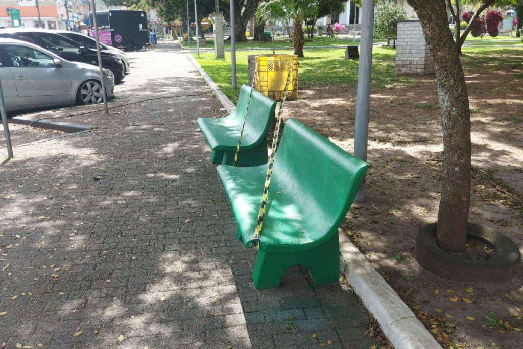Bancos da praça matriz de Osório isolados: saiba motivo