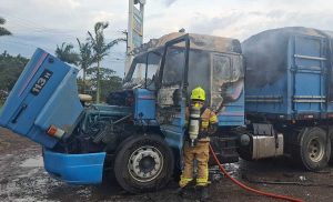 Caminhão pega fogo na BR-101 e mobiliza bombeiros
