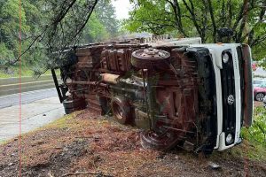 Caminhão tomba na Rota do Sol