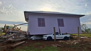 Casa vai parar em cima de carro durante temporal com granizo