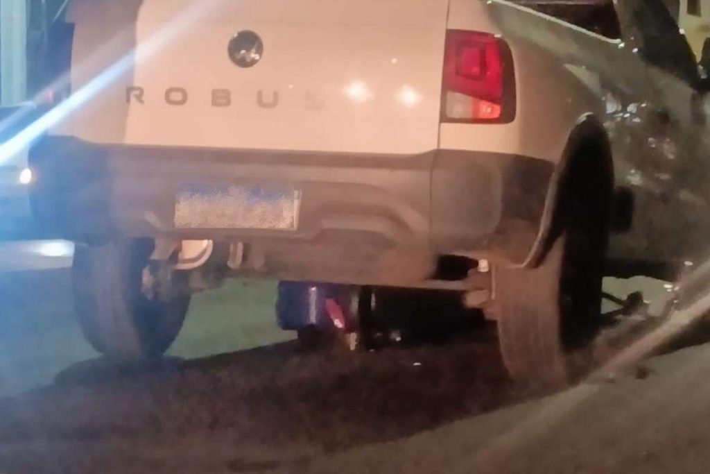 Moto elétrica para embaixo de carro após acidente em Osório