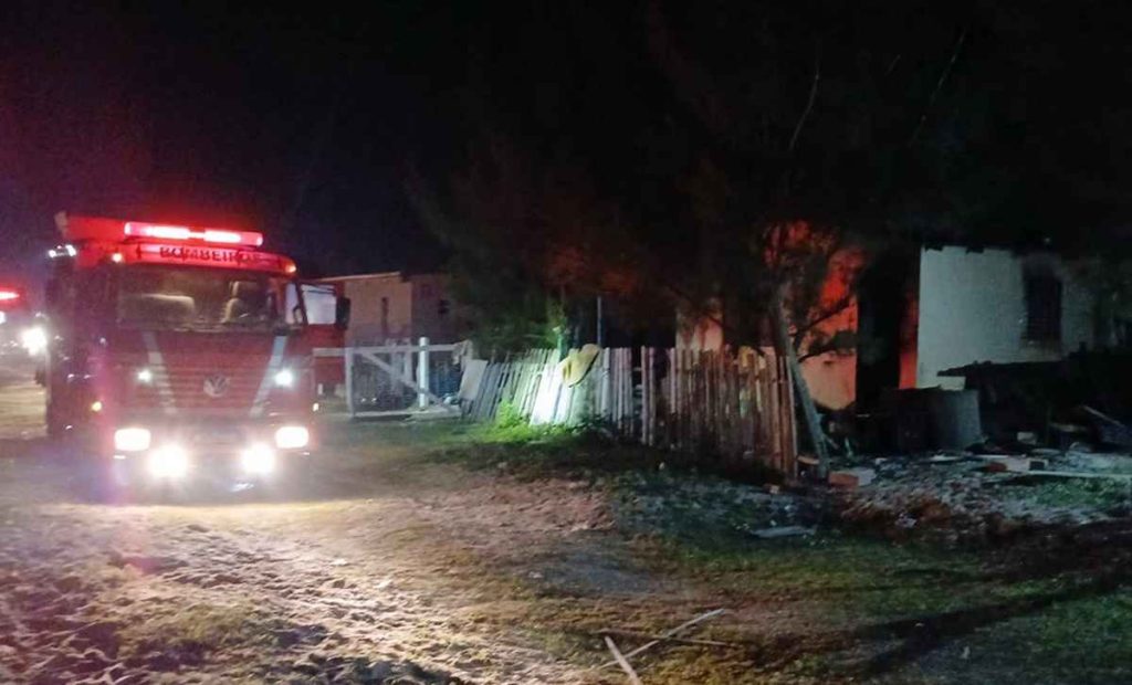 Incêndio em Balneário Pinhal deixa casa destruída e cão morto