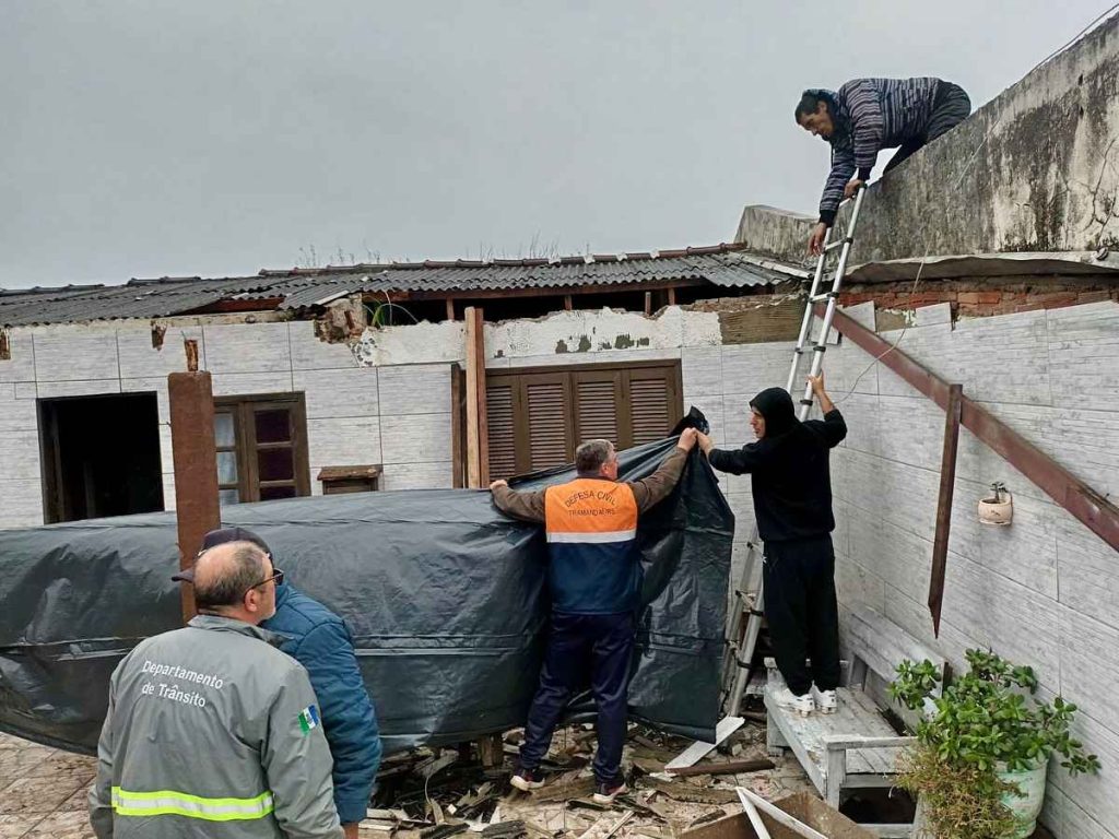 Temporal causa estragos em Tramandaí