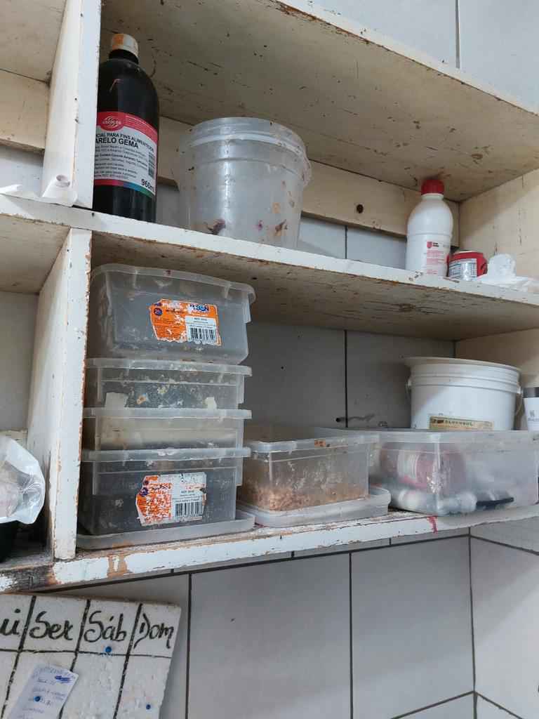 Fiscalização encontra pizzas vencidas há 2 anos e interdita padaria no Litoral 21 Fiscalização encontra pizzas vencidas há 2 anos e interdita padaria no Litoral 20