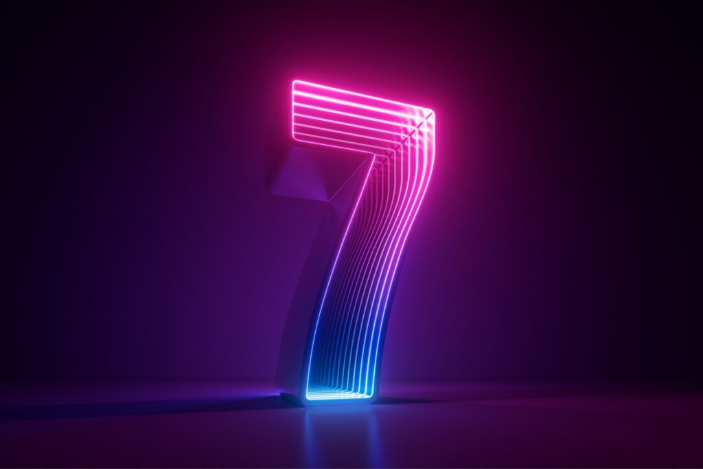 Veja como usar a numerologia para escolher o dia do seu casamento 45 Ilustração do número sete em rosa e azul em um fundo preto
