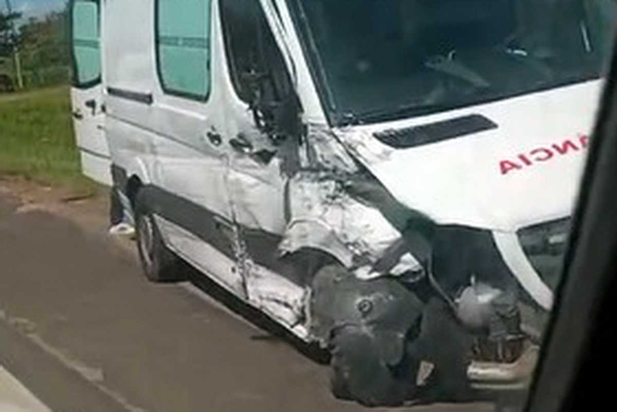 Acidente na ERS-040 envolve ambulância e camionete