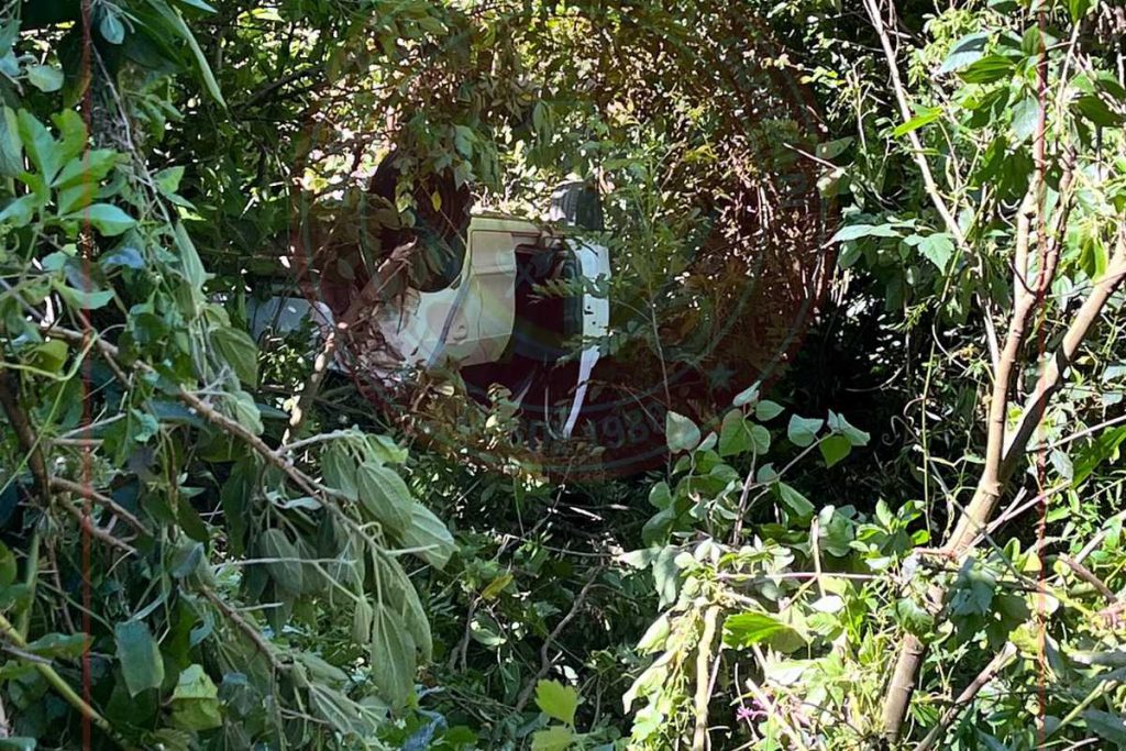 Acidente na Rota do Sol deixa ferido após carro capotar