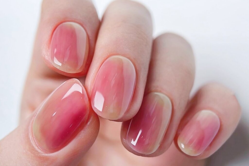 Unhas feminina pintadas no estilo blush nails na cor rosa 