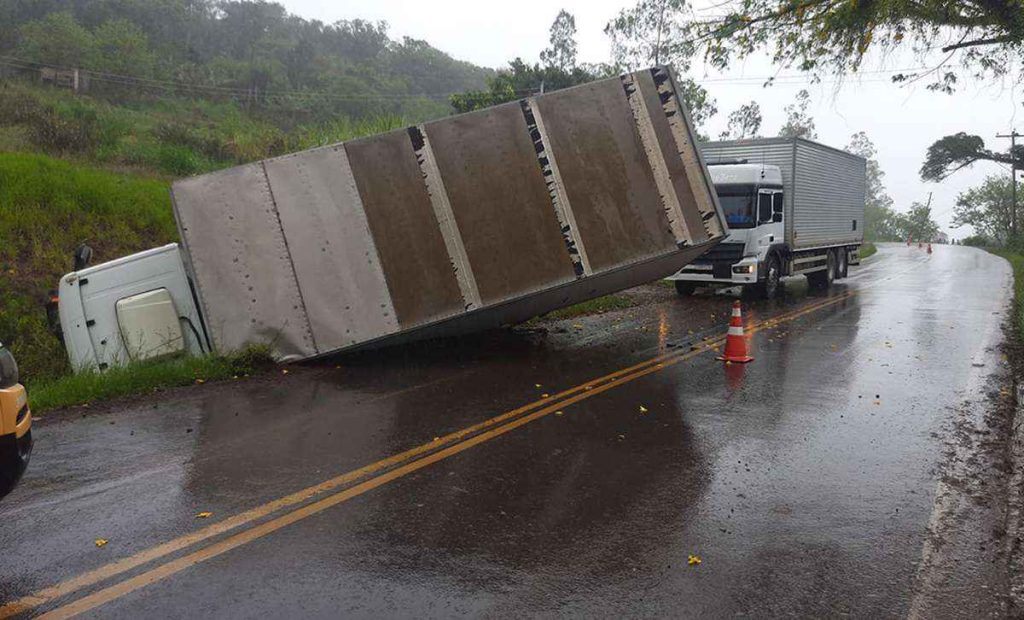 Caminhão carregado com ração tomba