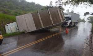 Caminhão carregado com ração tomba