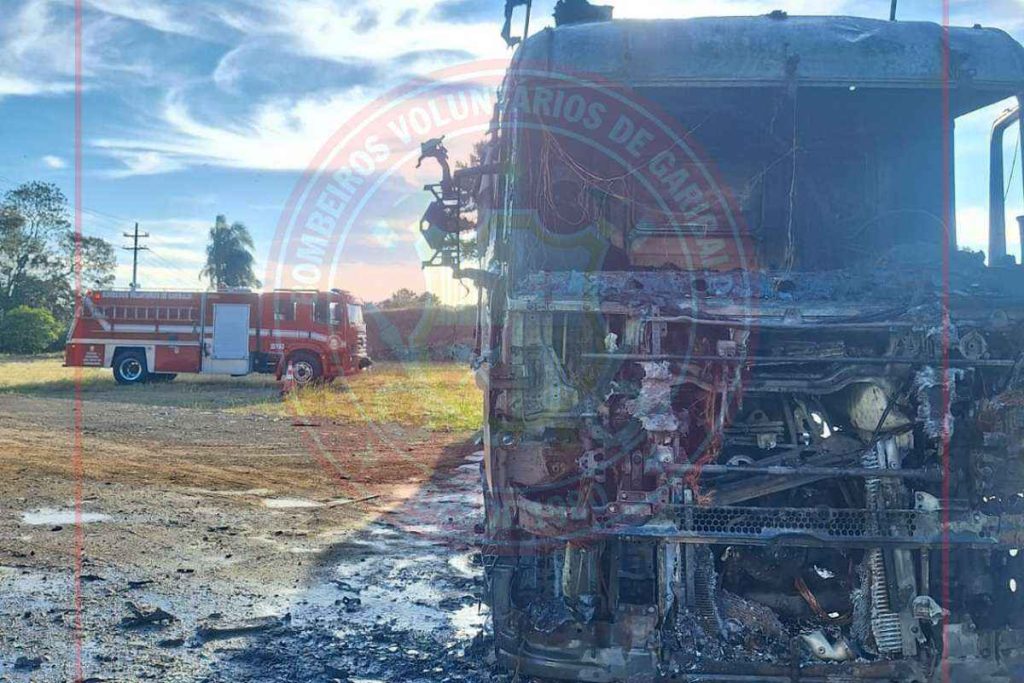 Caminhão pega fogo na Rota do Sol