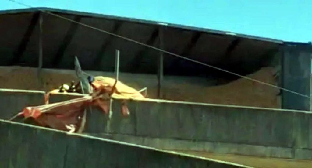 Caminhão tomba na Freeway e soterra carro com motorista presa