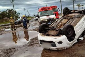 Capotamento na Estrada do Mar mobiliza socorristas
