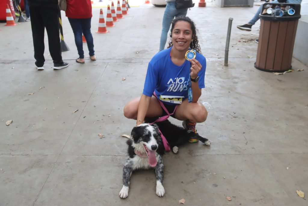 Corredora vence Acio Run Osório ao lado de sua cachorra e emociona o público