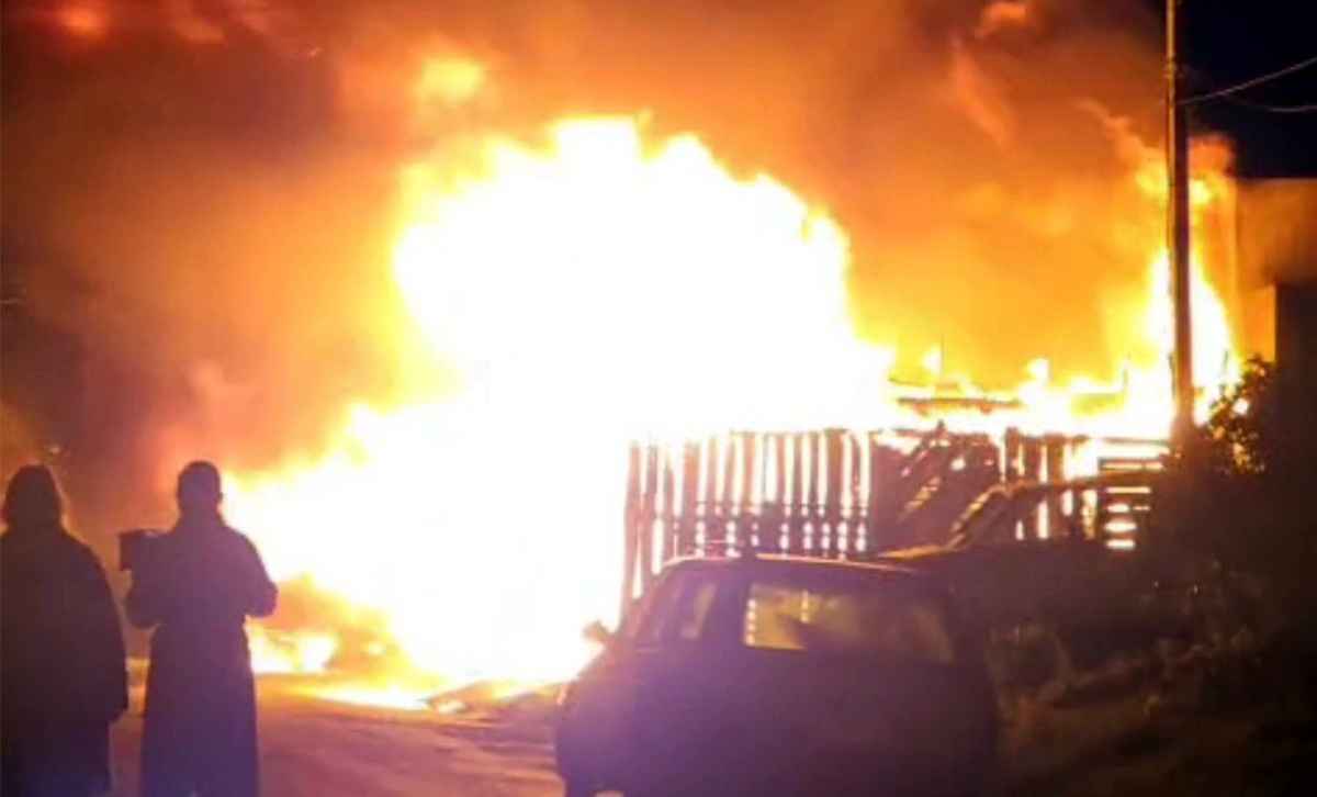 Incêndio em Capão da Canoa destrói casa e oficina