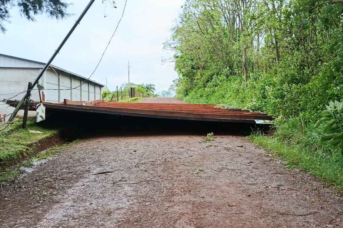 Microexplosão causa estragos em cidade do RS