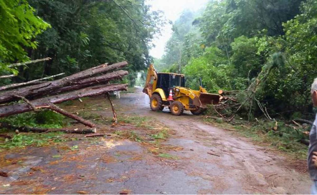 Estrada para Serra e o Litoral