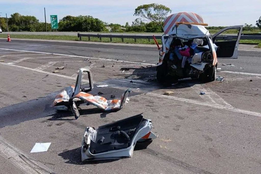 Acidente entre carros e carreta