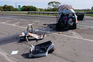 Acidente entre carros e carreta