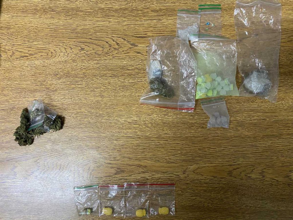 Homem é preso a caminho de rave com ecstasy, MDMA, LSD e maconha em Osório