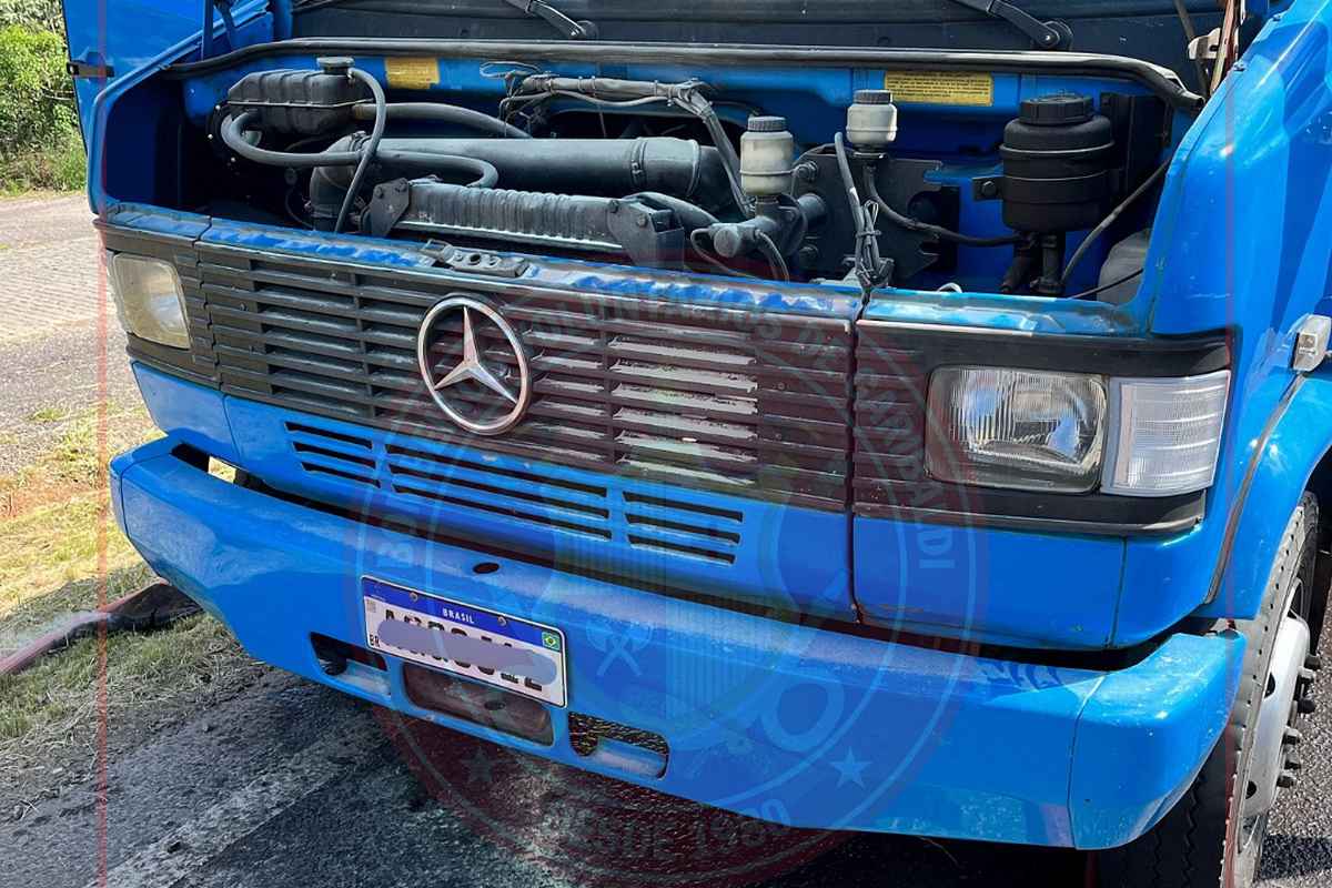 Incêndio em caminhão mobiliza equipes na Rota do Sol