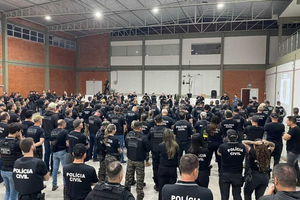 Operação com 300 policiais