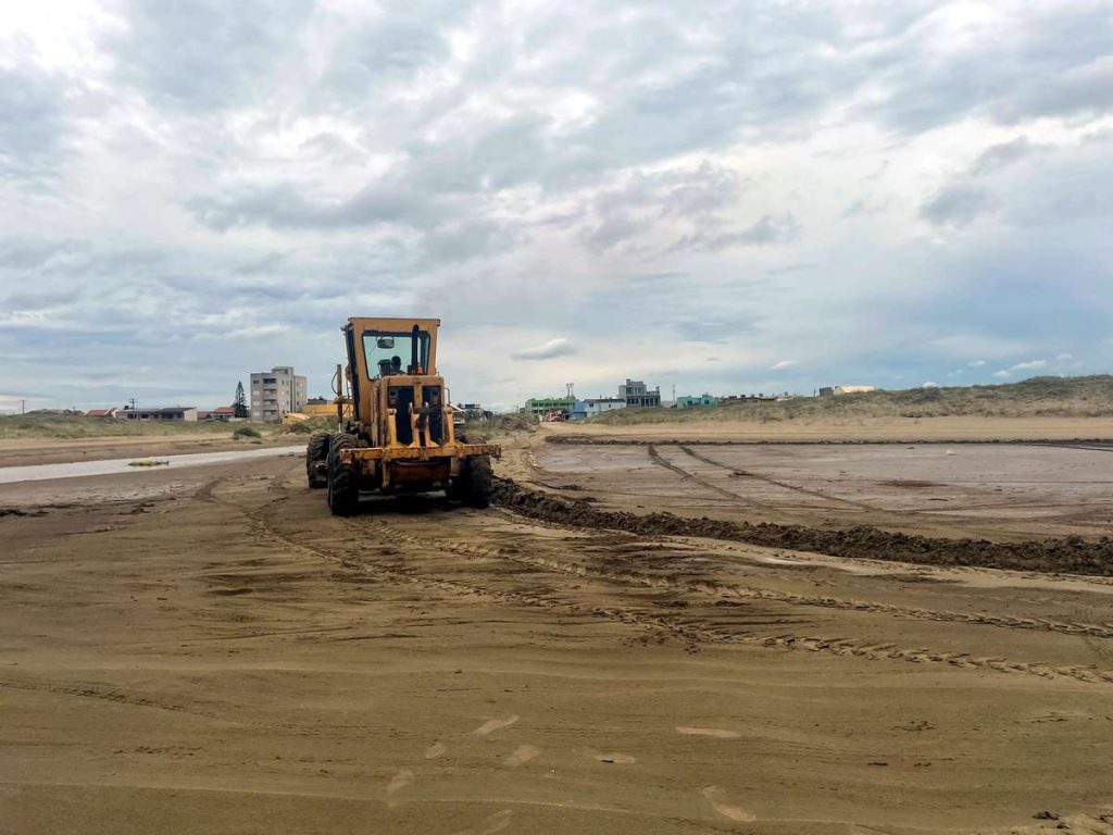 Praia do Cassino: lama avança e força interdição de 2 km no Litoral Sul