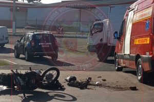 Acidente entre carro e moto
