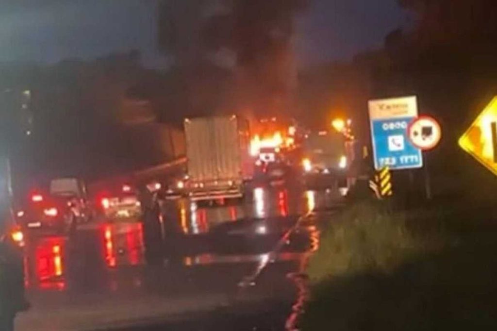 Caminhão pega fogo na BR-101
