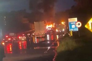 Caminhão pega fogo na BR-101