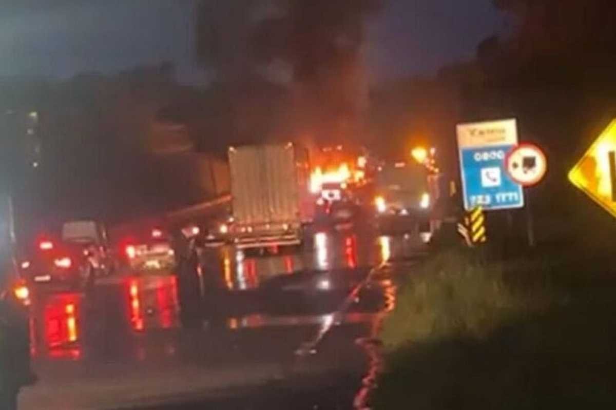 Caminhão pega fogo na BR-101