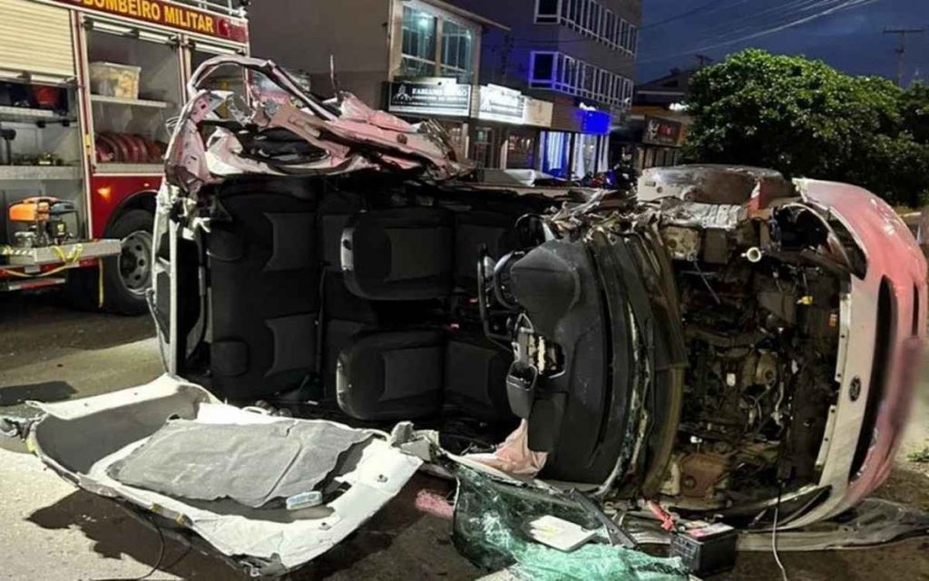 Capotamento em Tramandaí deixa motorista preso às ferragens