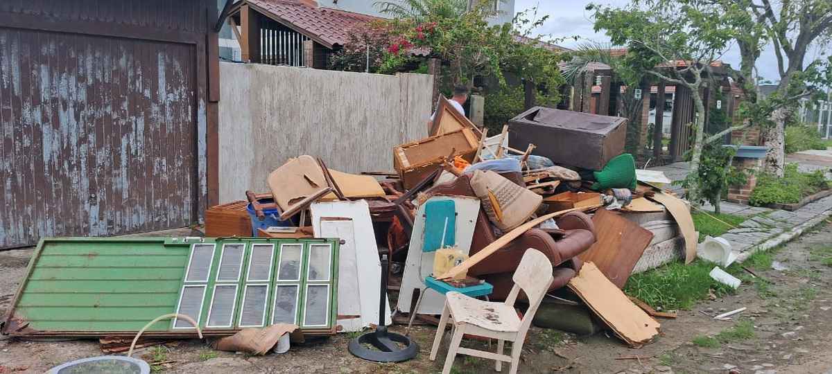Descarte irregular de lixo em Imbé gera repúdio, revolta e multa ambiental