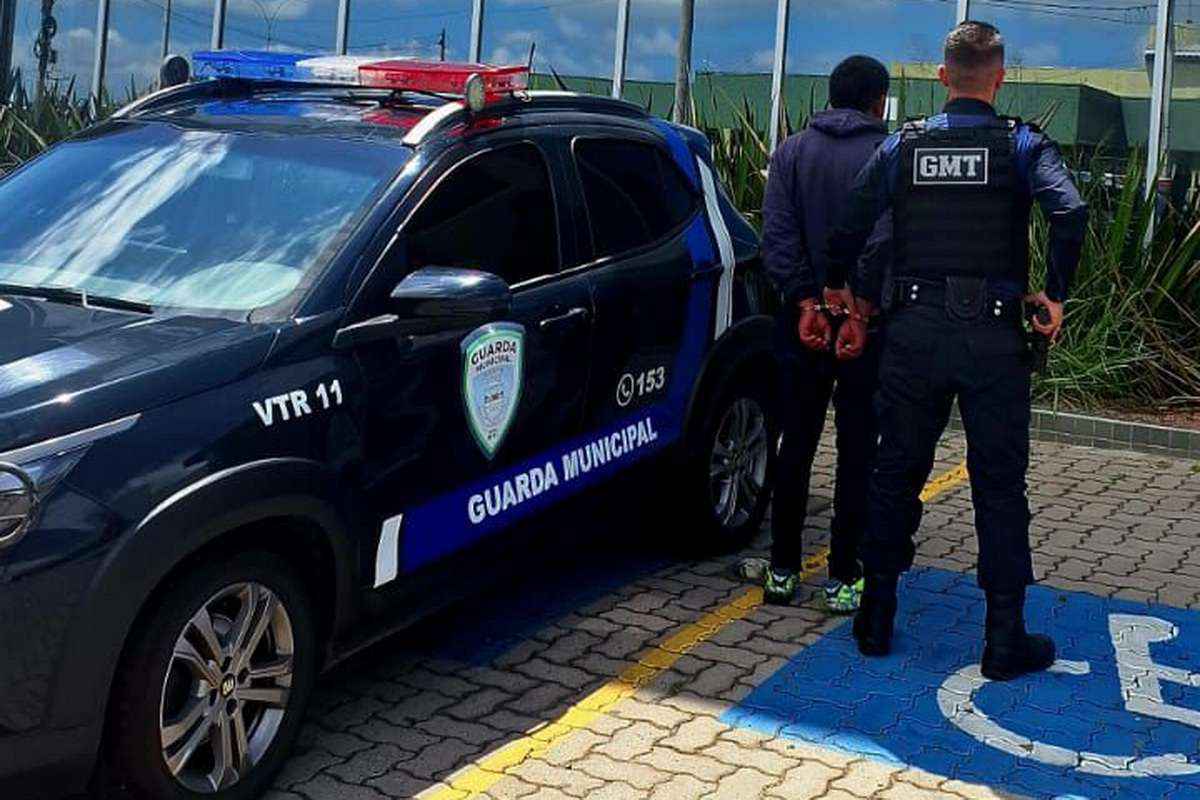 Foragido da Justiça é preso após importunar moradores no Centro de Tramandaí