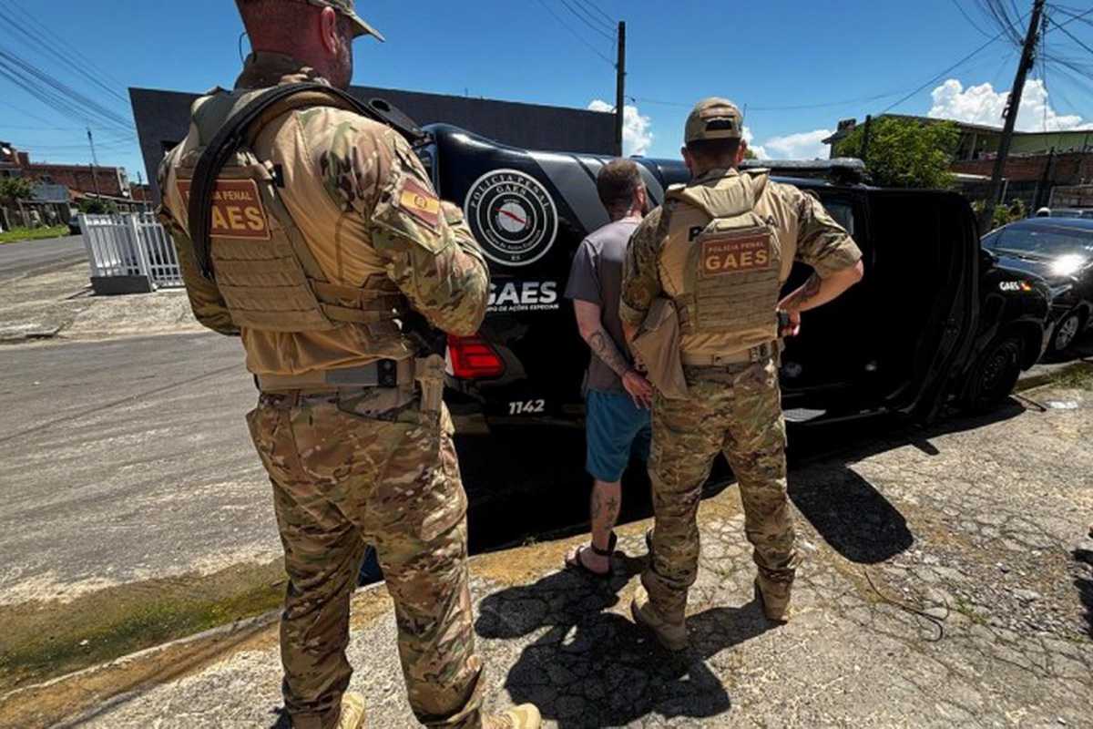 Homem com tornozeleira