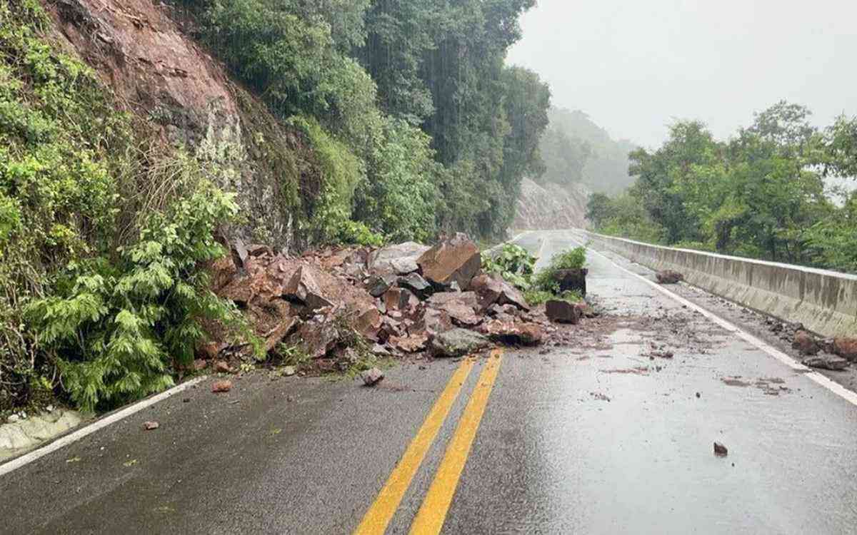 Queda de barreira bloqueia rodovia no RS