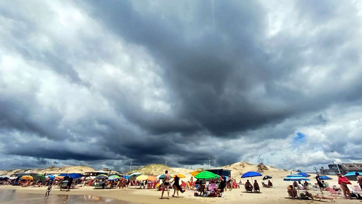 Litoral Norte tem último domingo de 2025 com praias lotadas e contrastes no tempo