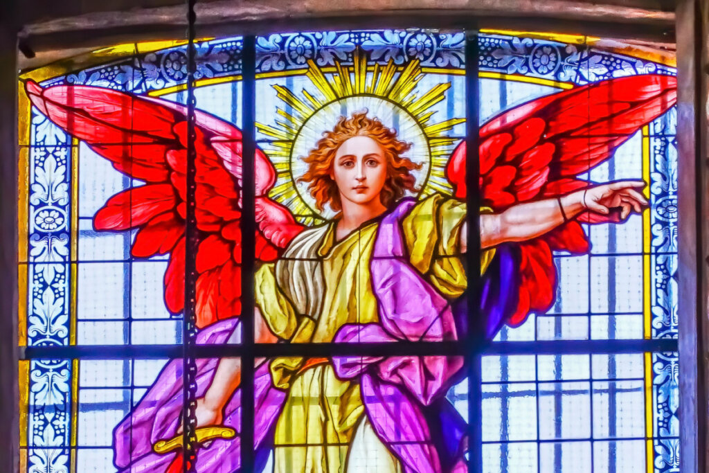 Vitral do Arcanjo Uriel com asas vermelhas e roupa amarela e rosa