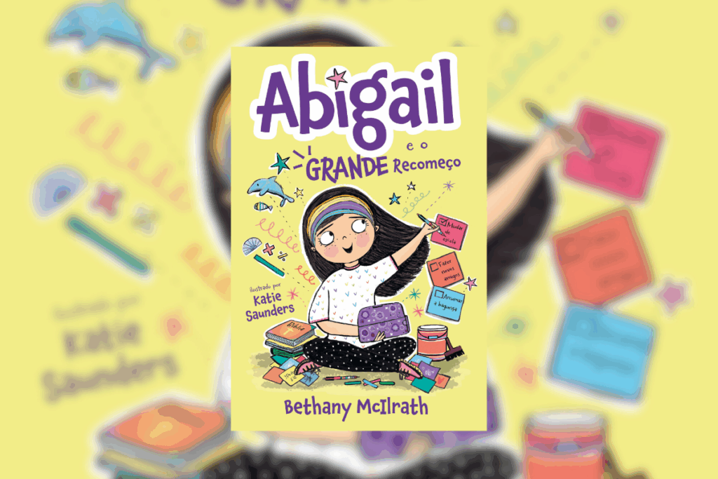 Capa de livro ilustrada com fundo amarelo claro. Uma menina de cabelos longos e escuros está sentada no chão, cercada por livros e lembretes coloridos (post-its). Ela segura uma caneta e escreve em um dos papéis. O título "Abigail" está em destaque no topo em letras roxas, seguido por "e o Grande Recomeço". Há pequenos desenhos ao redor, como um golfinho e estrelas.