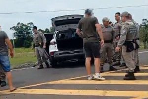 Abordagem policial na Estrada do Mar chama atenção por grande ação da Brigada Militar