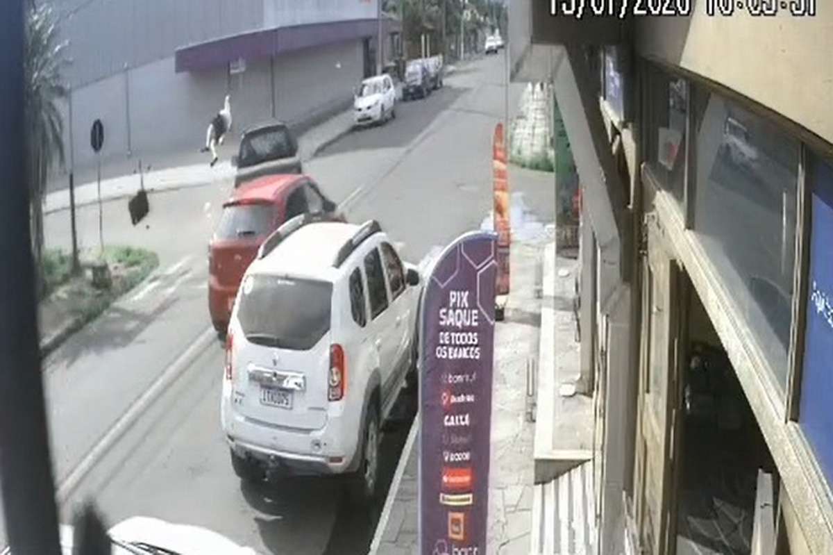 Acidente entre caminhonete e moto deixa jovem ferido em Osório (vídeo)