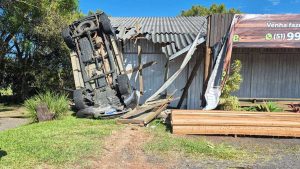 Acidente na Estrada do Mar: Hilux capota em Arroio do Sal e arremessa mãe e crianças