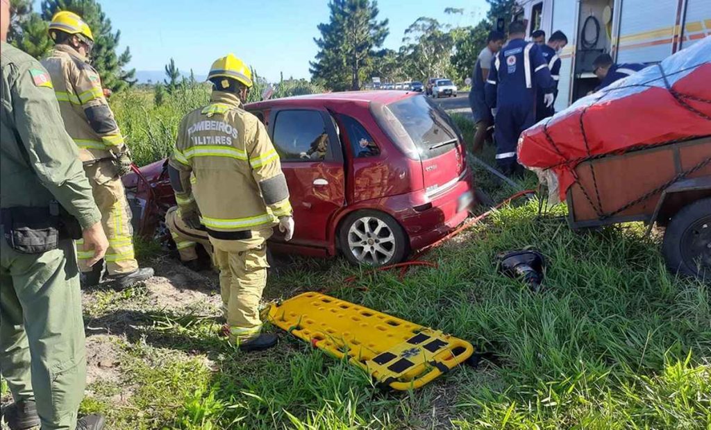 Acidente na Estrada do Mar deixa três feridos