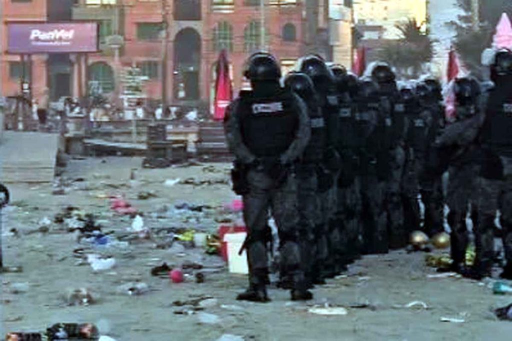 Batalhão de Choque dispersa multidão na orla de Capão da Canoa