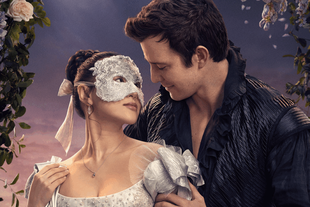 Pôster da série Bridgerton. Em primeiro plano, um casal jovem (Colin Bridgerton e Penelope Featherington) está prestes a se beijar em um jardim iluminado.